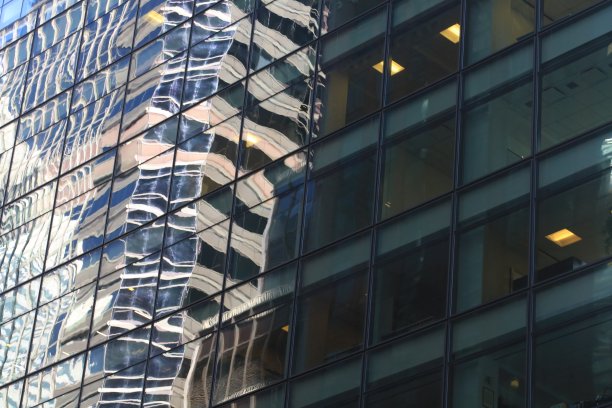 纽约曼哈顿下东区的玻璃建筑办公室图片下载