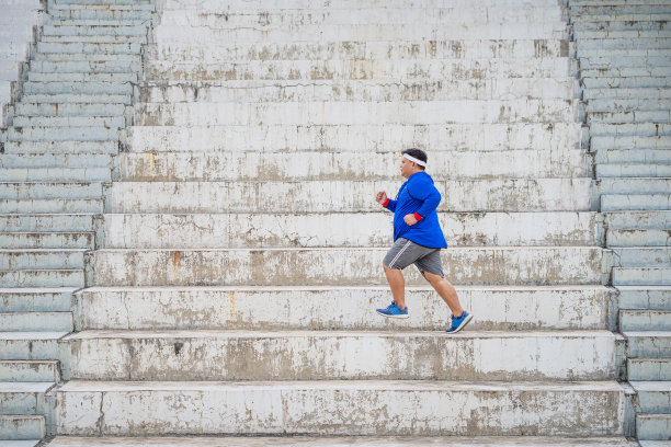 那个胖子正往楼上跑。他失去了重量。图片下载