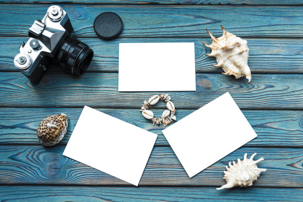 复古相机，空白照片。在木制背景上模拟贝壳。图片下载