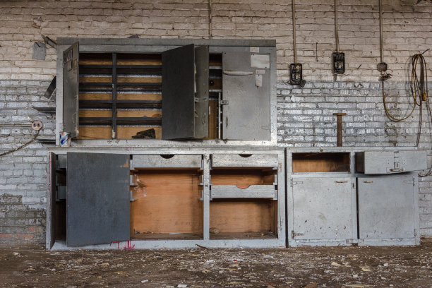 灰色的橱柜和货架被遗弃在工厂里图片下载