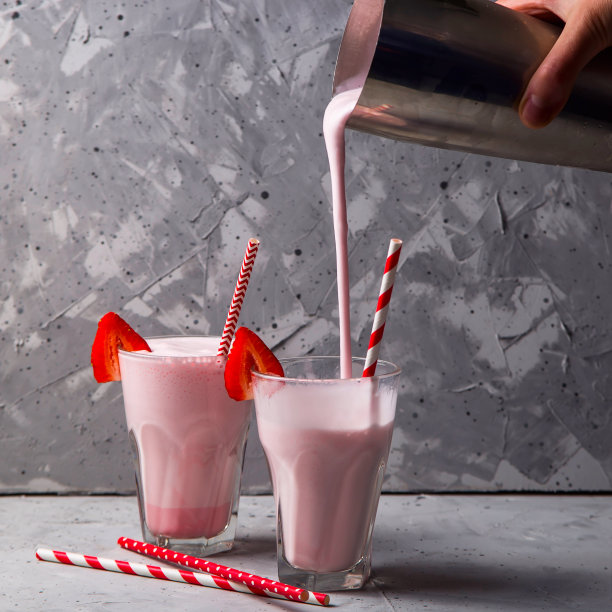 以草莓和冰淇淋为基础的夏日清凉饮品图片下载