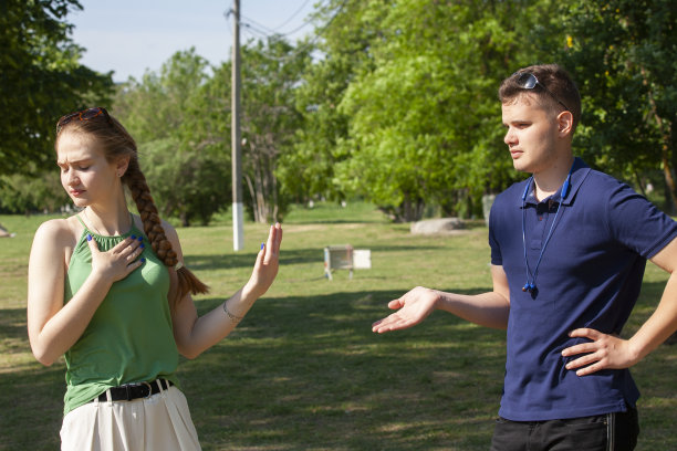 一对年轻夫妇坐在公园长椅上争吵。问题的关系图片下载