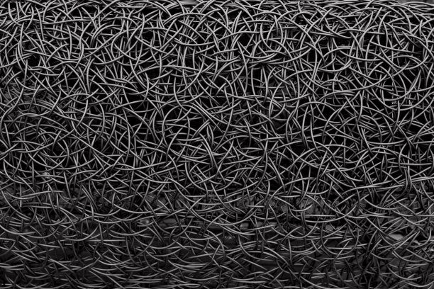 黑色凌乱的金属丝编织。钢结构的背景。图片下载