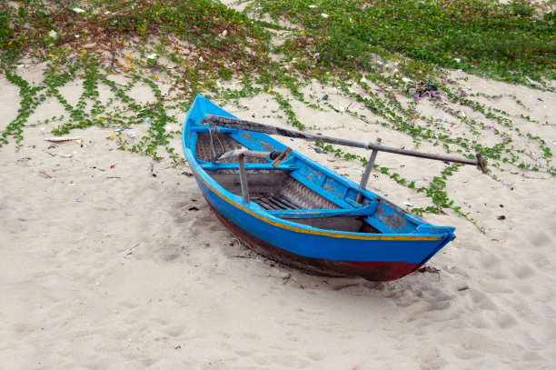 小渔船在海岸、大海和沙滩上图片下载