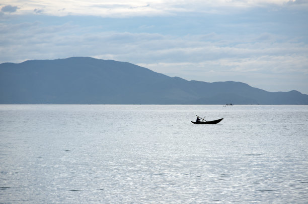 小渔船在海岸、大海和沙滩上图片下载