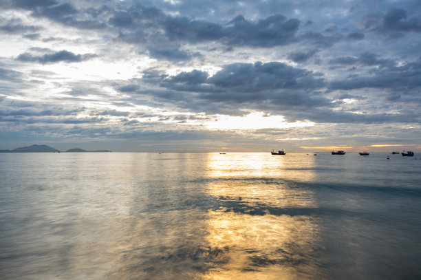 小渔船在海岸、大海和沙滩上图片下载