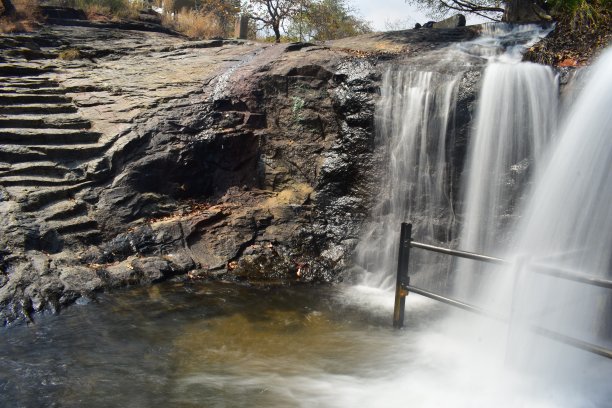 Kumbakkarai瀑布在Kodaikanal山的山脚图片下载