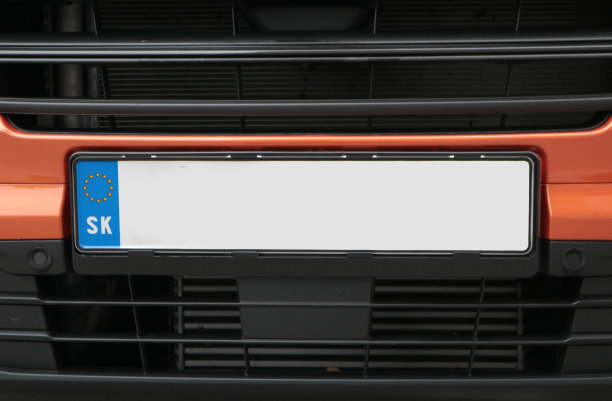 橙色汽车前的空牌照图片下载