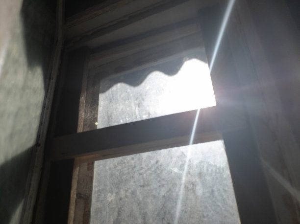 窗户上有光。阳光和旧窗。图片下载