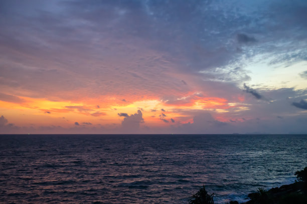 黄昏时海浪在海面上，五彩缤纷的天空，从上面看。图片下载