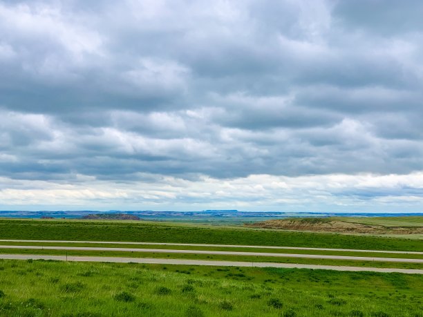 远处的坏土地图片下载