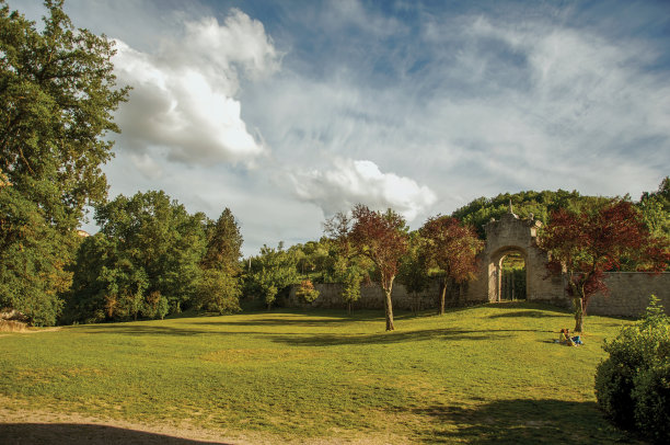 夕阳下的草木间的围墙和大门图片下载