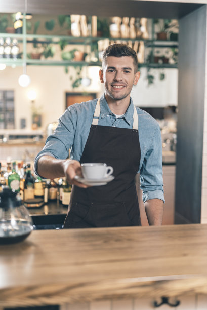 友好的咖啡师微笑着给你一杯咖啡图片下载