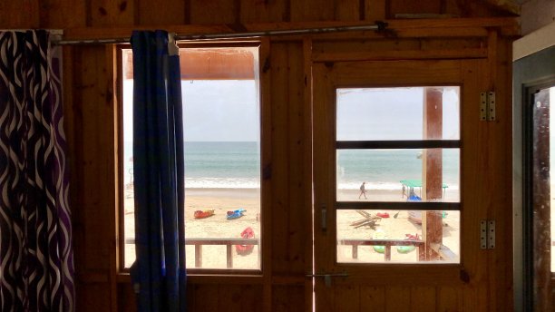 Palolem海滩小屋和从抬高的高木制树屋海滩小屋窗户俯瞰阳台阳台的照片，印度南部果阿海滩，果阿度假房间有树屋窗户，阳台阳台俯瞰海边和大海图片下载