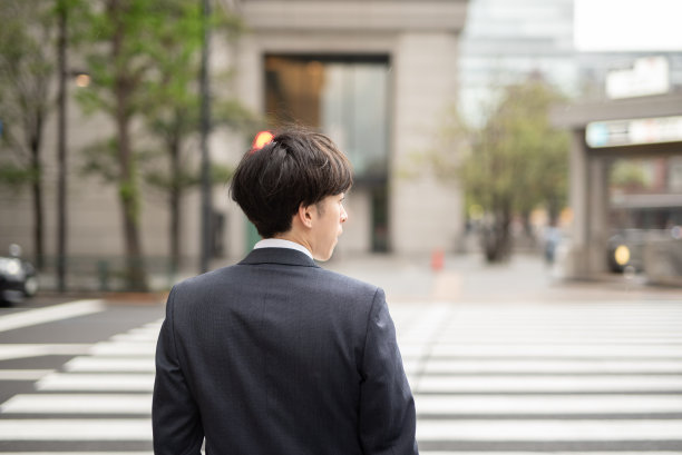 年轻商人的后视图图片下载