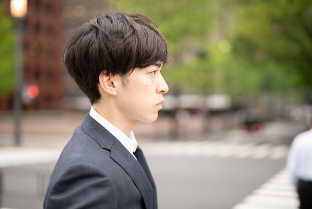 年轻的商人在街上来回穿梭图片下载