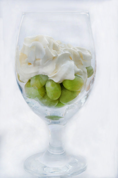 由新鲜葡萄和鲜奶油制成的甜点图片下载