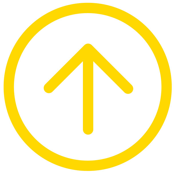 金箭头指向向上的方向符号。金色方向箭头标志图标。在圆形中平坦向上的箭头符号。简单的金色圆形按钮上的白色背景。上金向上箭头"n图片下载