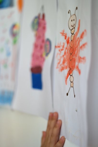 一个小男孩在孩子们的房间里试图伸出手去抓墙壁。男孩想伸出手图片下载