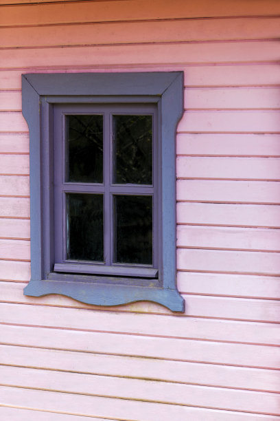粉红色的旧窗户和木板背景图片下载