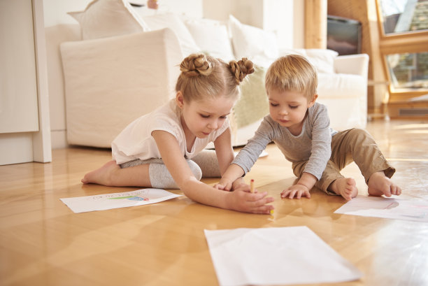 可爱的孩子们在家里用彩色铅笔画画图片下载