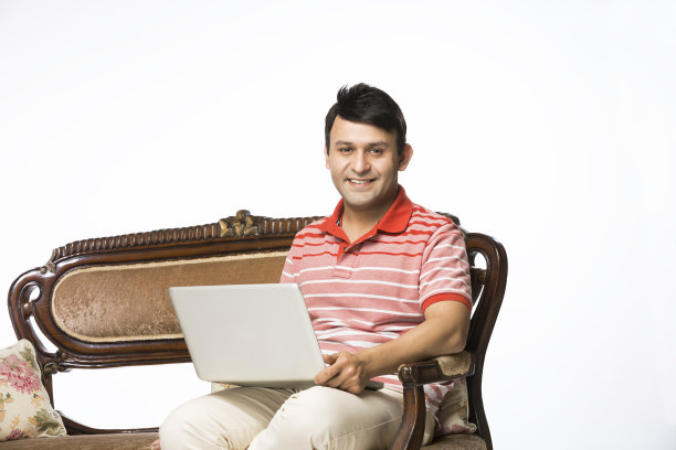 成熟的男人与笔记本电脑库存图像图片下载