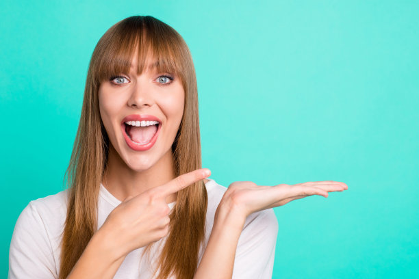 近距离的照片惊讶可爱的女士印象深刻的新奇的折扣尖叫哇天啊难以置信的礼物促销反馈提示注意显示流线选择决定时髦的t恤孤立的蓝绿色背景图片下载