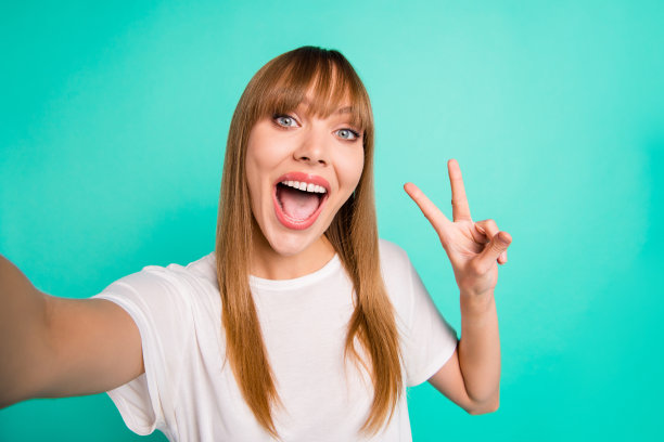 近距离的照片可爱的漂亮的青少年青少年使照片迷人的v-sign呼喊呼喊夏天旅行假期周末休息放松内容享受边缘欢乐现代的青年装孤立的绿色背景图片下载