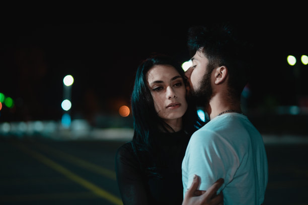 夜景照片的年轻夫妇在黑暗的街道图片下载