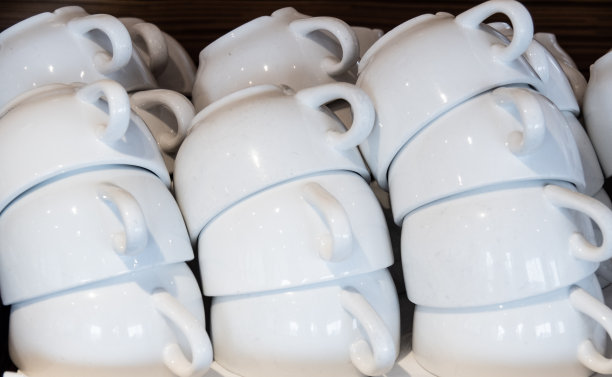 堆成一排的白咖啡杯。图片下载