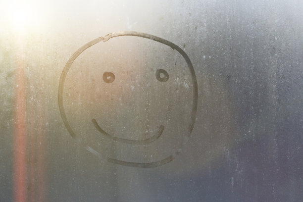 汗渍玻璃笑脸上的手工题词。图片下载