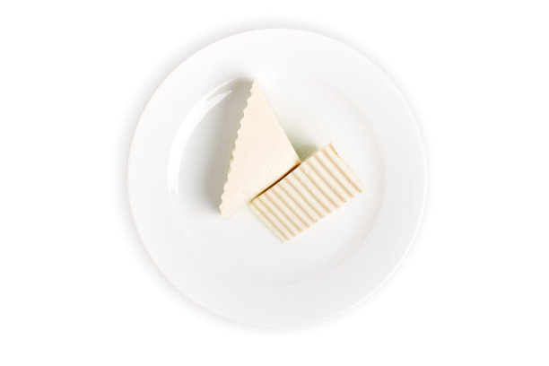 白色瓷盘中的白豆腐在白色背景上以剪切路径隔离图片下载