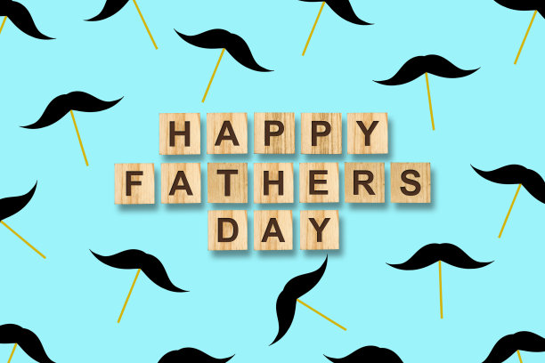 父亲节快乐背景。木棍上有很多胡子，蓝色背景的木块上有题词。祝贺的背景。图片下载