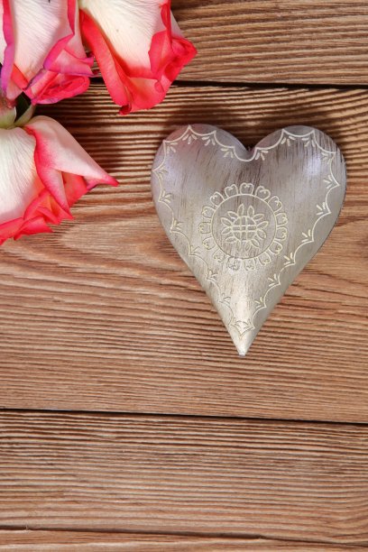 美丽的玫瑰作为一套与心在一张纸上为你的梦想项目与祝愿的情人。图片下载