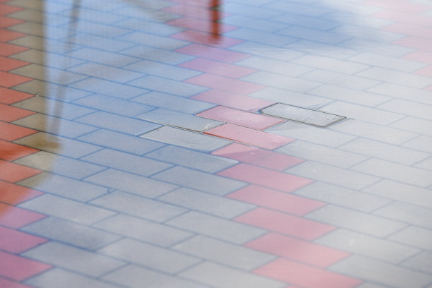 大雨后铺路板下一层水。特写镜头图片下载