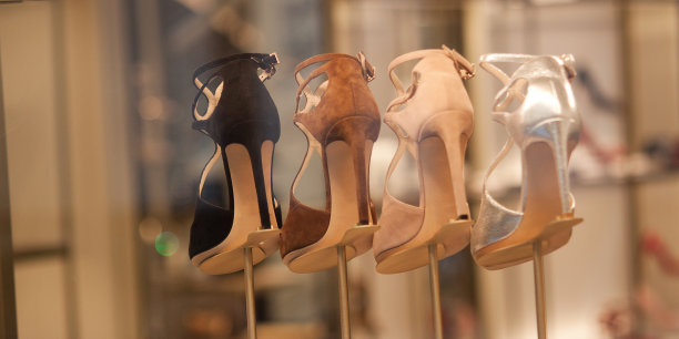 商店橱窗里的时装鞋样品图片下载