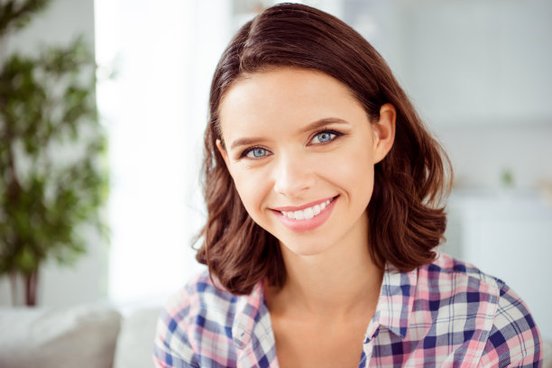 近距离的照片美丽的惊人的她她的女士短发发型鲍勃白色完美的牙齿家庭的日子穿格子衬衫牛仔裤牛仔坐舒适的沙发房子阁楼客厅在室内图片下载