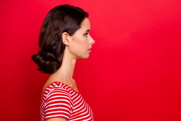 头像侧视图照片集中迷人漂亮的女士准备工作解决可爱的感觉平和冷静穿着时尚装孤立的红色背景图片下载