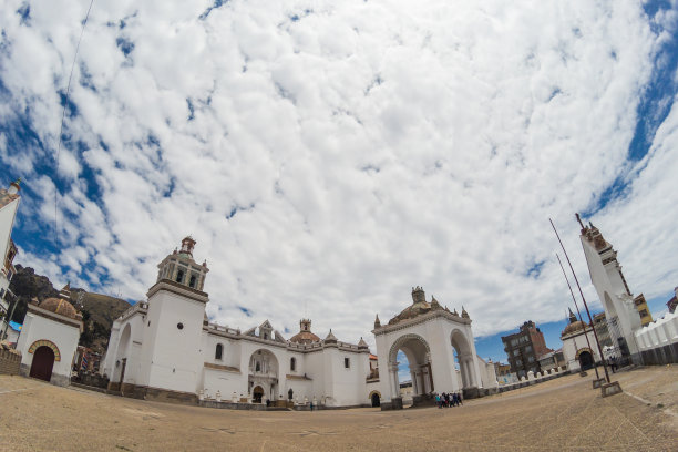 科帕卡巴纳圣母大教堂，科帕卡巴纳小镇，玻利维亚的喀喀湖图片下载