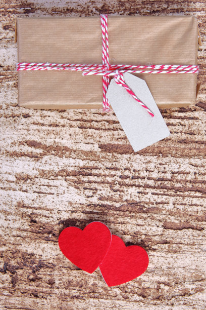 心的形状和礼物是让对方幸福的完美组合。图片下载