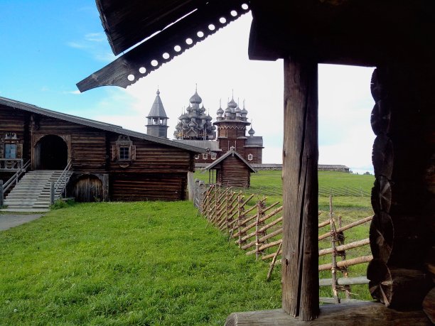 Kizhi Pogost的主入口视图。俄罗斯卡累利阿，奥涅加湖基志岛。图片下载