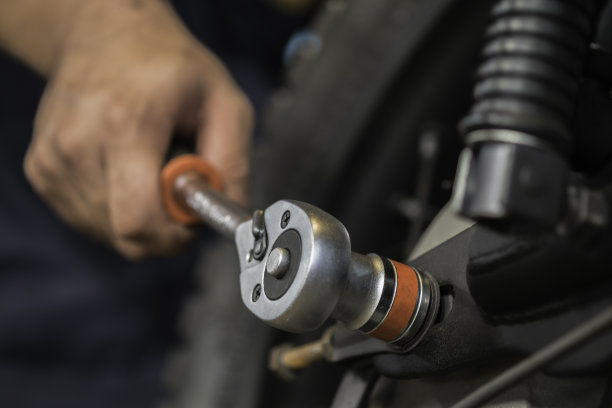 图片是近距离的，人们正在修理摩托车用扳手和螺丝刀工作图片下载