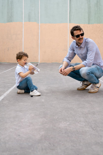 父亲和儿子在打网球图片下载