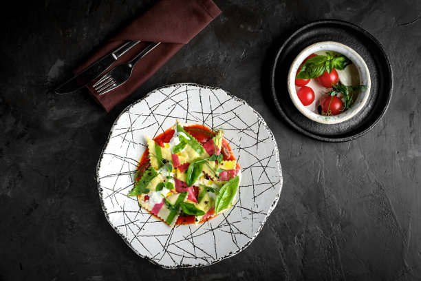 五颜六色的菠菜番茄馄饨图片下载