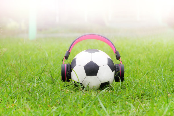 足球就是戴着耳机听音乐图片下载