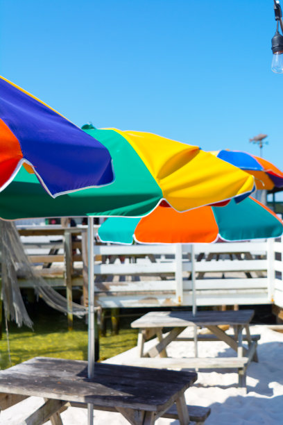 彩色海滩伞的特写在一个阳光明媚的日子在模糊的背景。德斯坦玛丽娜,佛罗里达图片下载