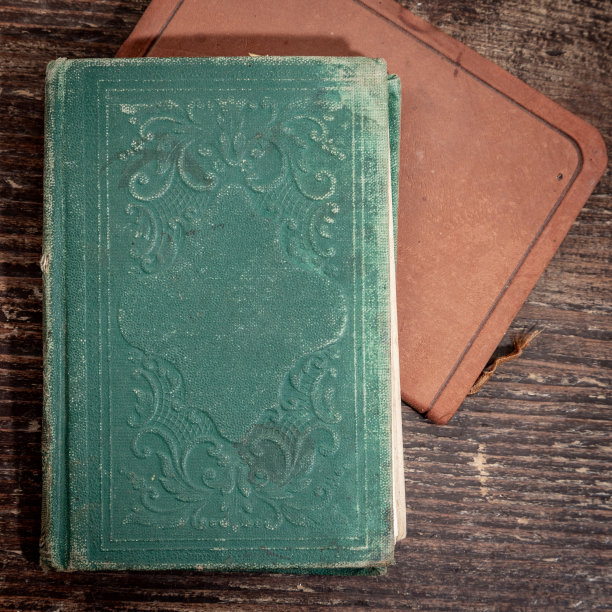 桌子上的古旧图书图片下载