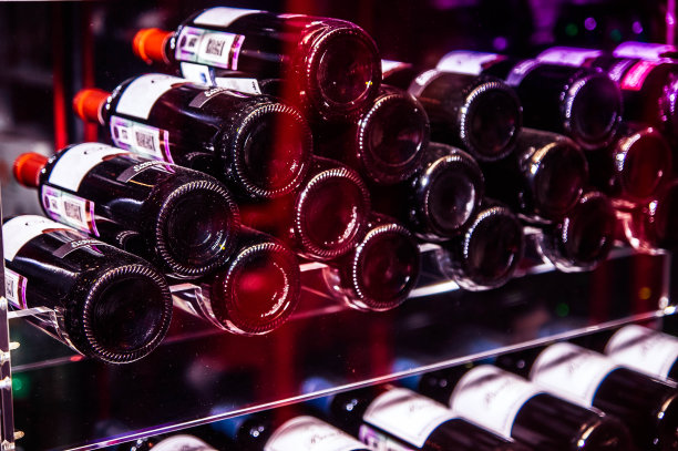 酒吧里的一堆酒瓶图片下载