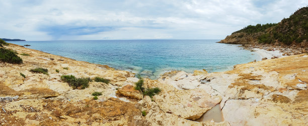 海滩上的黄色岩石图片下载