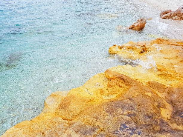 海滩上的黄色岩石图片下载